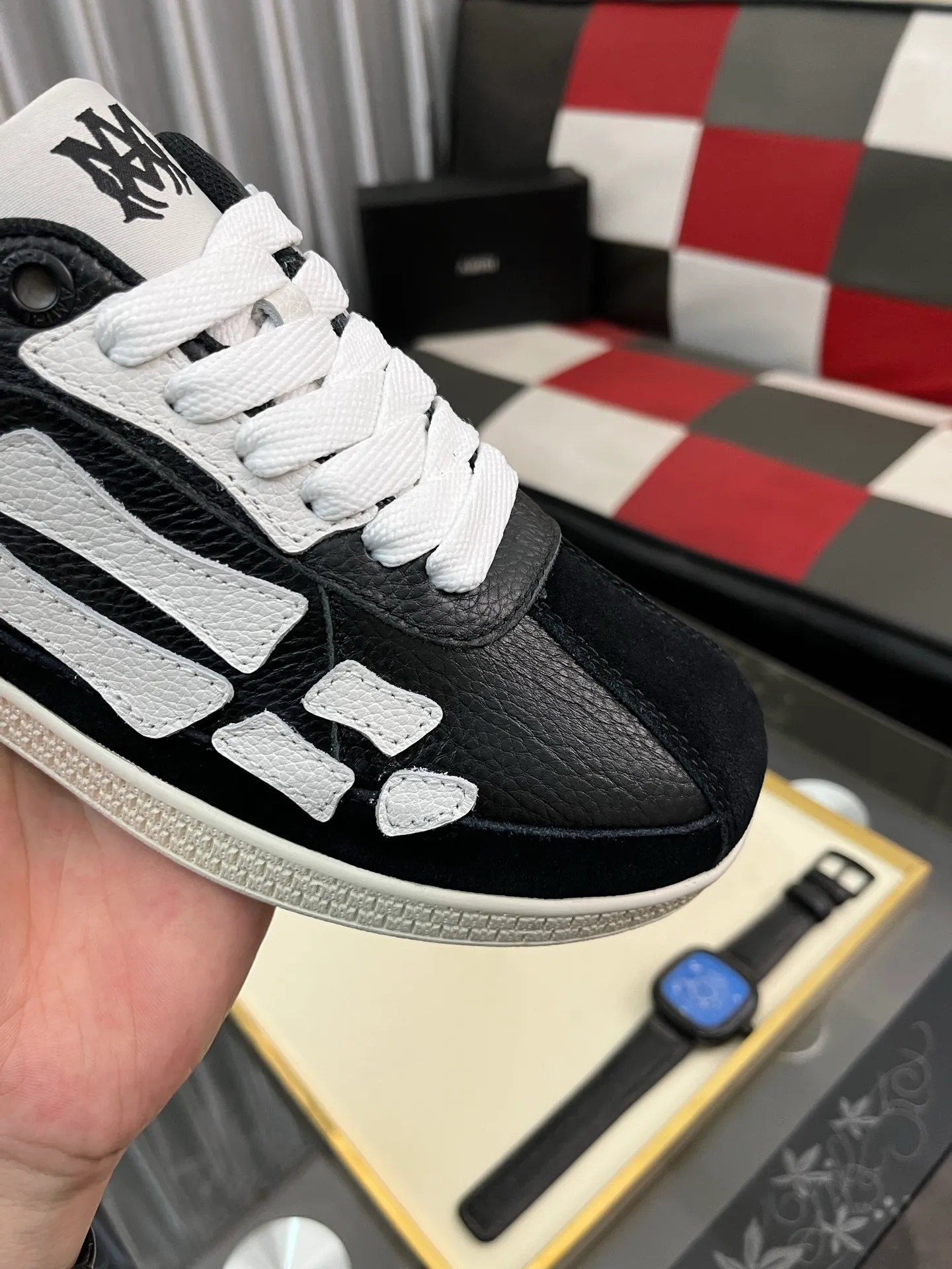 Men's shoes 💰420⌚️⌚️《AMIR*》New men's low-top casual sports sneakers bone shoes, another pair of irresistible bone shoes. Bone shoes are one of AMIRI's most popular items. They use first-layer cowhide uppers. The side bones are made of two cowhide laminations. They have a three-dimensional feel. The leather incisions are all oil-edged. Contrasting color design. Simple style. Fashionable sports. Customized metal LOGO nameplate to embellish shoelaces. Exclusive control of top version. Supports comparison. Breathable mesh lining Original rubber outsole A must-have item for daily leisure Suitable for various occasions Check it out if you pursue high quality Super cool uppers Size: 38-443️⃣ Colors available